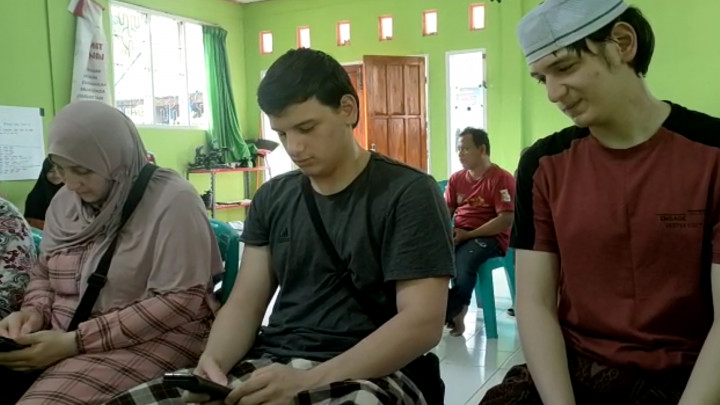 Viral! Bule Prancis Ingin Lamar Gadis Desa Polewali Mandar