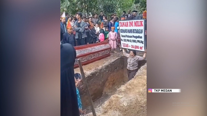Viral! 2 Wanita di Toba Nekat Hentikan Proses Pemakaman