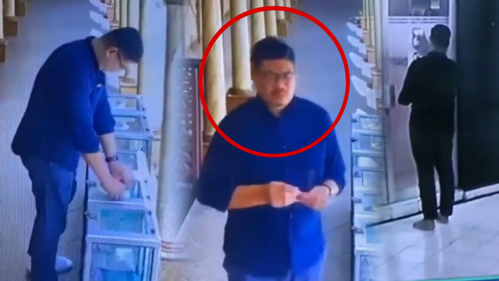 Terekam CCTV! Seorang Pria Ganti QRIS Kotak Amal Masjid di Jakarta