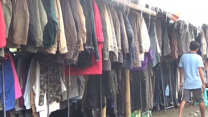 Jelang Lebaran, Warga Serbu Pasar Baju Bekas di Jember