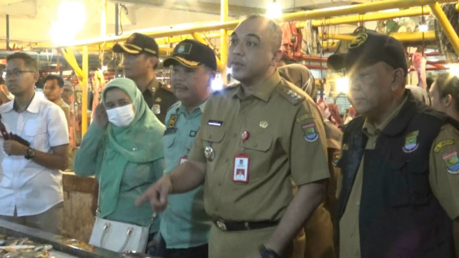 Bupati Tangerang Sidak Pasar, Harga Daging Sapi Tembus Rp140 Ribu