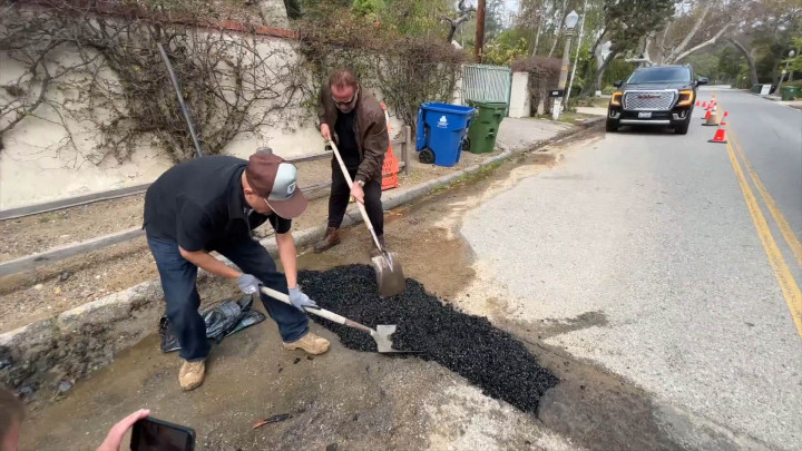 Momen Arnold Schwarzenegger Perbaiki Sendiri Jalanan Rusak