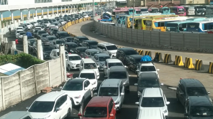 Niat Mudik Lebih Awal, Ratusan Pemudik Antre di Pelabuhan Merak