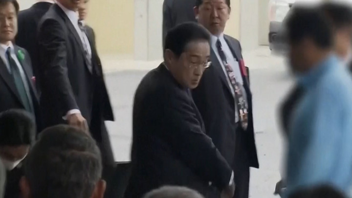 Momen PM Jepang Fumio Kishida Dilempar Bom Asap saat Pidato