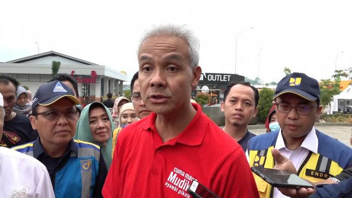 Momen Ganjar dan Menteri Basuki Hadimuljono Pantau One Way Tol Cikampek-Semarang