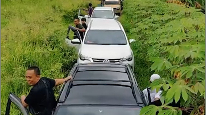 Niat Hindari Kemacetan, Puluhan Mobil Ini Justru Tersesat di Tengah Kebun Singkong