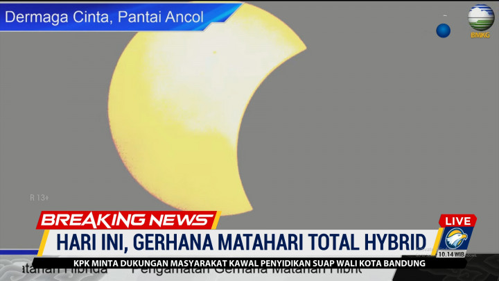Penampakan Gerhana Matahari Hibrida di Dermaga Cinta Pantai Ancol