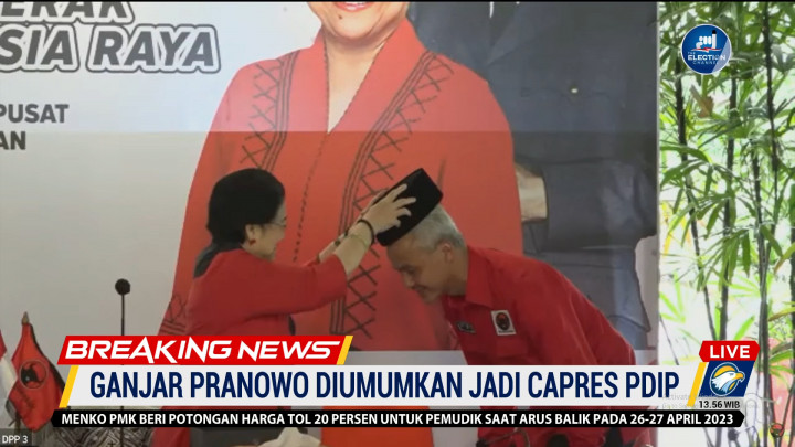 Momen Megawati Pakaikan Ganjar Peci Usai Pengumuman Capres PDIP