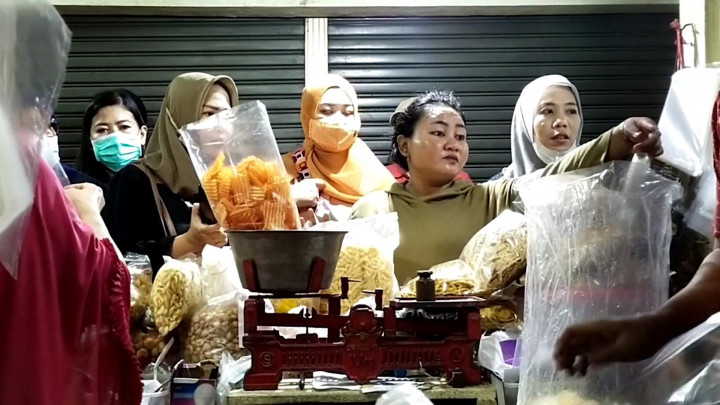 Sehari Jelang Lebaran, Warga Serbu Jajanan Kiloan di Pasar Wonokromo Surabaya