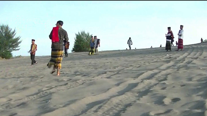 Ribuan Warga Bantul Antusias Salat Id di Gumuk Pasir Parangkusumo