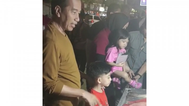 Momen Presiden Jokowi dan Cucunya Berkunjung ke Kuliner Kampung Unung