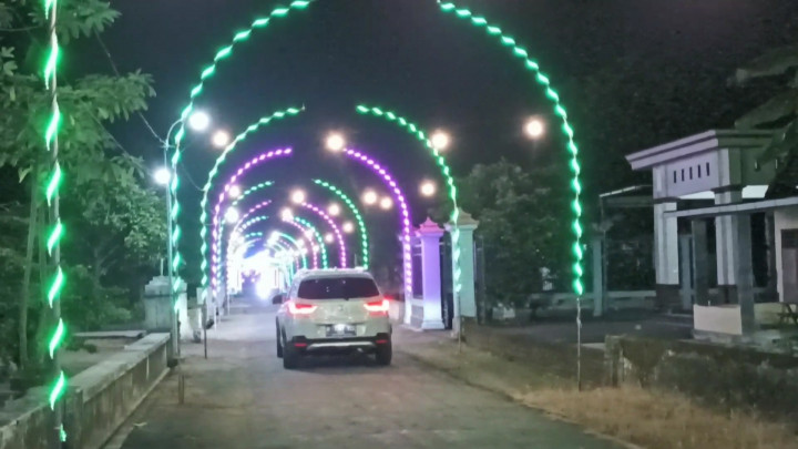 Unik! Warga di Trenggalek Hiasi Kampung dengan Pernak-pernik