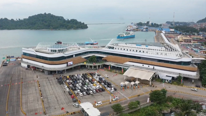 Pantauan Udara Arus Balik Mudik 2023 di Pelabuhan Merak Pagi Ini