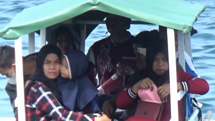 Berkah Idulfitri, Ojek Perahu di Pesisir Polman Kebanjiran Penumpang