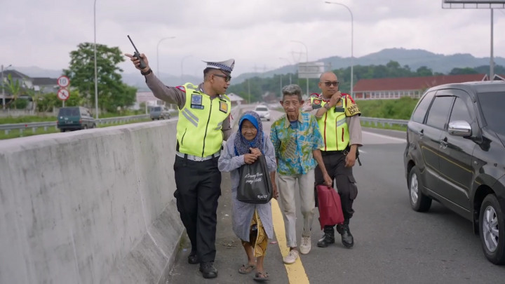 Usai Jenguk Cucu, Sepasang Lansia Umur 70 Tahun Jalan Kaki Masuk Tol Cisumdawu