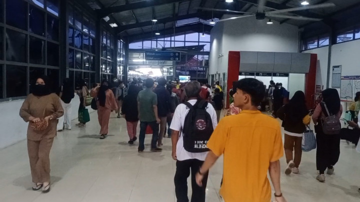 Stasiun Rangkasbitung Masih Ramai Penumpang hingga Rabu Malam