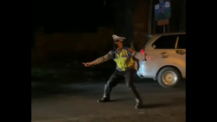 Viral! Polisi Polres Cimahi Joged, Hibur Pemudik di Lembang