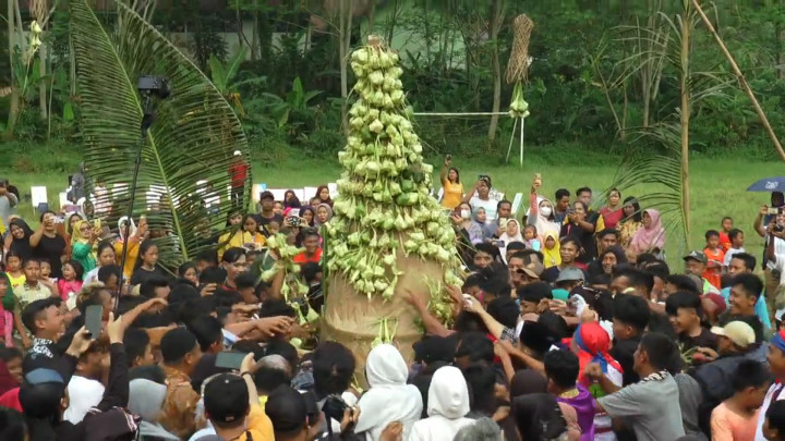 Meriah! Tradisi Syawalan Warga Banjarnegoro Berebut Gunungan Ketupat Berisi Uang