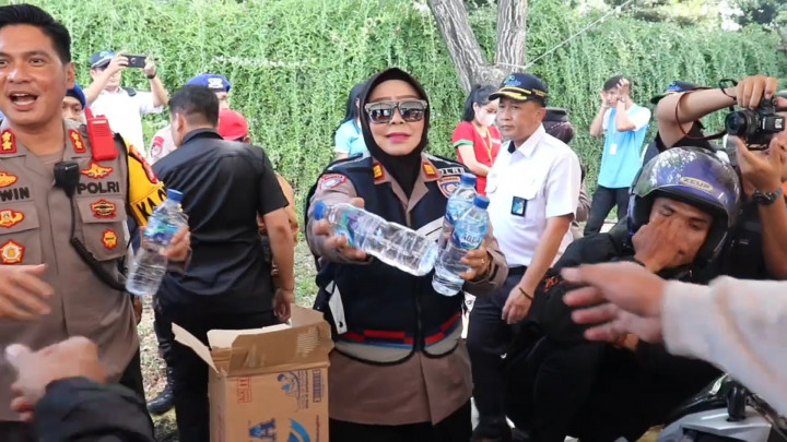 Cuaca Panas! Polisi Bagikan Air Mineral untuk Pemudik Motor di Pelabuhan Bakaheuni