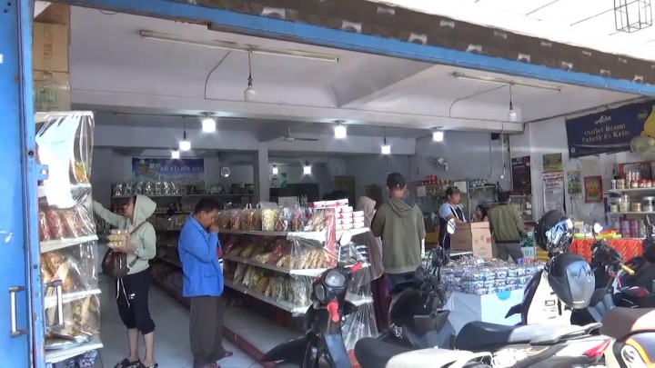 Pasca Libur Lebaran, Pemudik Serbu Pusat Oleh-oleh Prol Tape di Jember