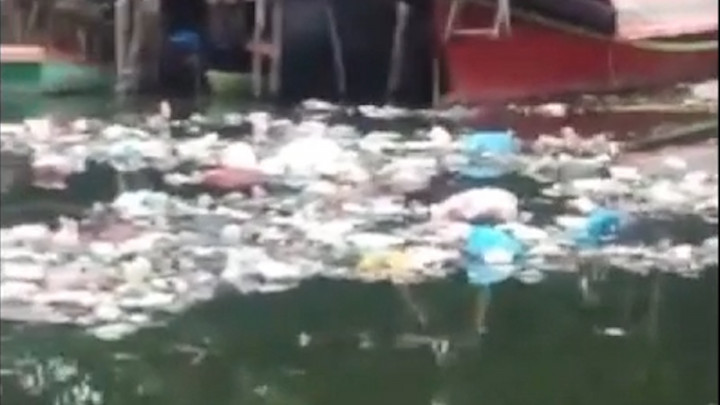 Keluarkan Bau Tidak Sedap, Tumpukan Styrofoam Menumpuk di Sungai Bedera Sumut