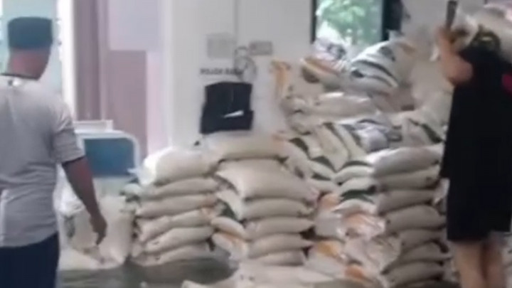 Ratusan Karung Beras Bansos di Kota Tangerang Terendam Banjir