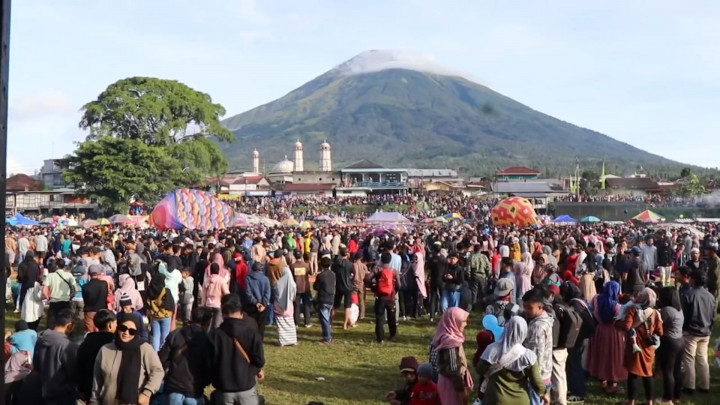 Cantik! Puluhan Balon Udara Raksasa Hias Langit di Temanggung