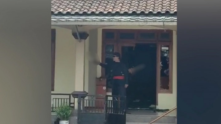 Viral! Seorang Pria Rusak Masjid Pakai Golok di Sukabumi