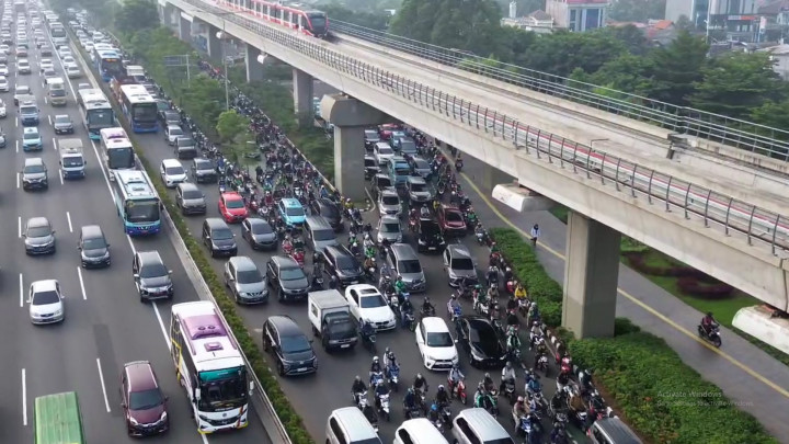 Suasana Kemacetan Jalan di Jakarta Usai Masa Libur Lebaran