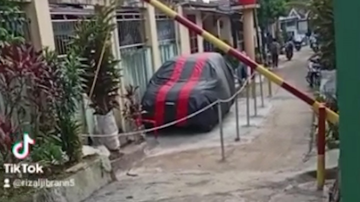 Viral! Warga Bekasi Bangun Garasi Mobil di Jalan Umum
