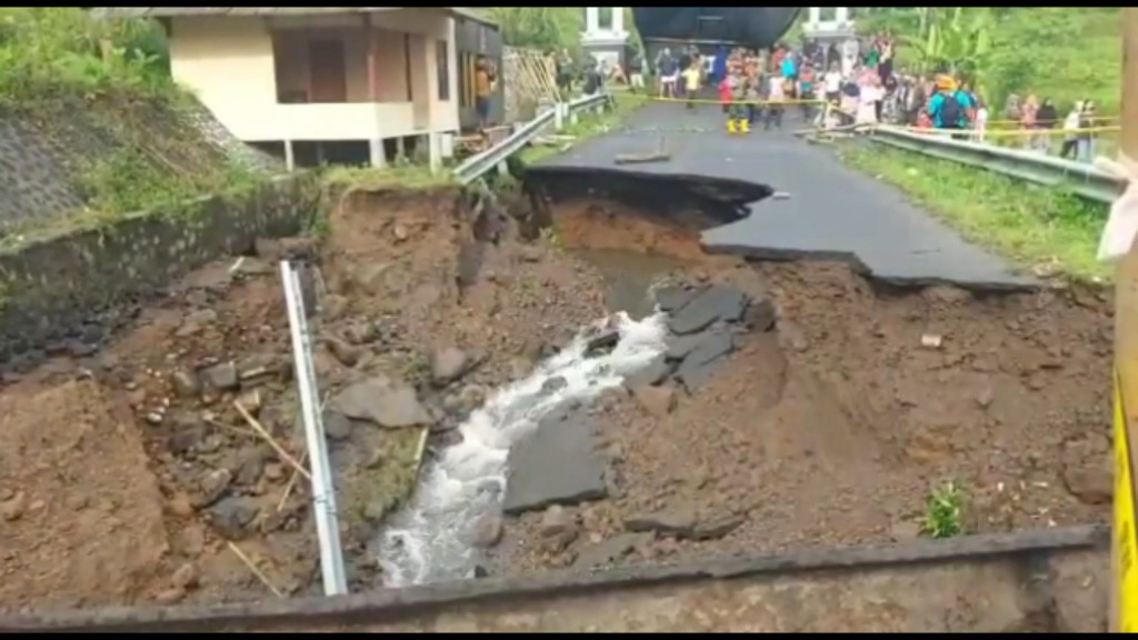 Cuaca Extream Jembatan Penghubung Antar Desa Di Tasikmalaya Amblas