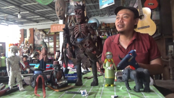Warga Gedongkiwo Olah Sandal Jepit Bekas Jadi Karya Seni Bernilai Tinggi