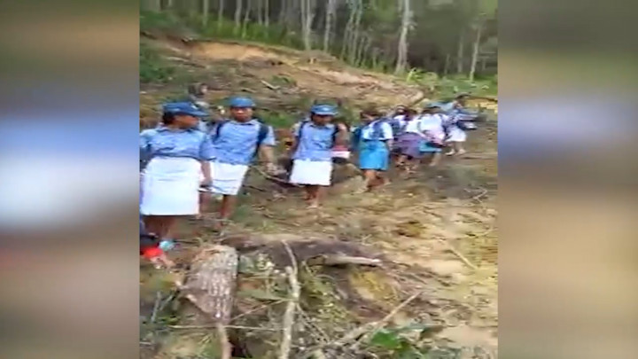 Siswa di Toraja Utara Terpaksa Lintasi Lokasi Longsor dan Tidak Dilirik Pemerintah