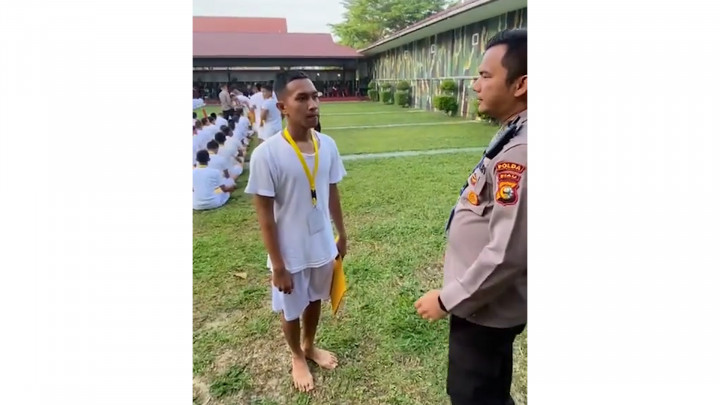 Viral! Pemuda di Riau Tes Masuk Polri Pakai Kaos Sobek dan Lusuh