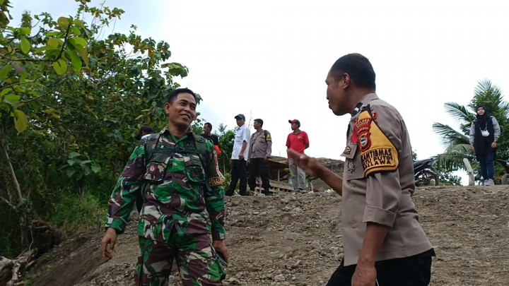 Salut! Perjuangan TNI Lakukan Pembukaan Akses Jalan untuk Warga Pelosok di Maros