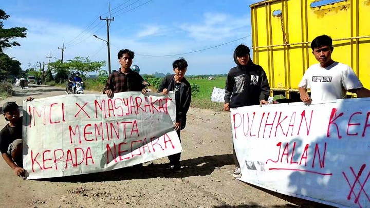 Geram, Warga Cirebon Protes Jalan Rusak dengan Tanam Pohon Pisang dan Spanduk