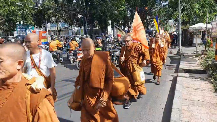 Peringati Waisak, Puluhan Biksu Jalan Kaki dari Thailand ke Candi Borobudur
