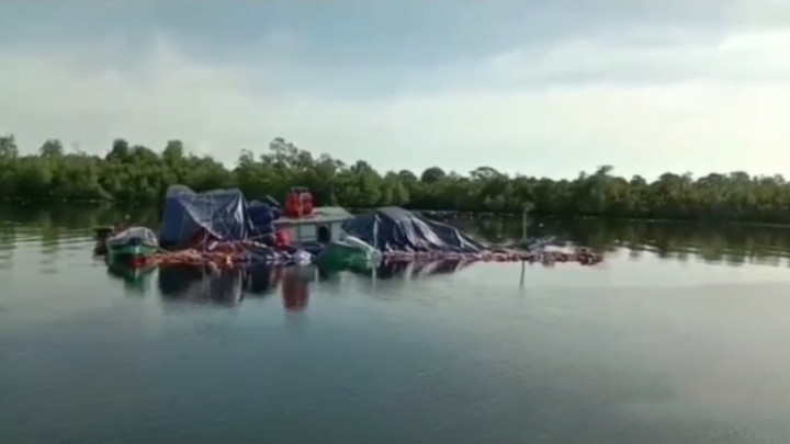 Detik-Detik Kapal Bermuatan Sembako Tenggelam di Perairan Batu Ampar Kalbar