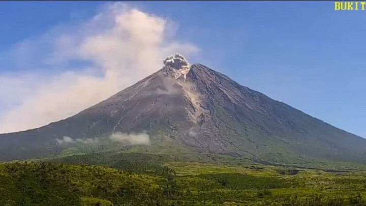 Penampakan Gunung Semeru Kembali Muntahkan 2 Kali Awan Panas