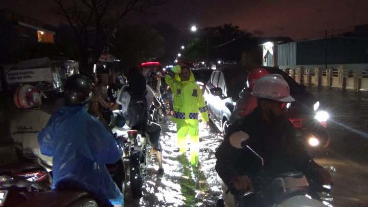 Banjir Rendam Jalinbar Sulawesi, Arus Lalu Lintas Tersendat