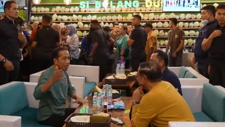 Momen Jokowi Rayakan Kemenangan Timnas U-22 dengan Makan Durian