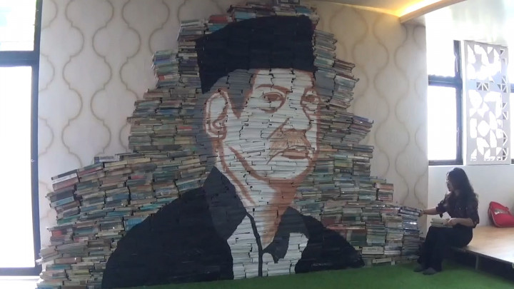 Keren! Mahasiswa Ubaya Lukis Wajah Abdul Malik Fadjar di Tumpukan Ribuan Buku