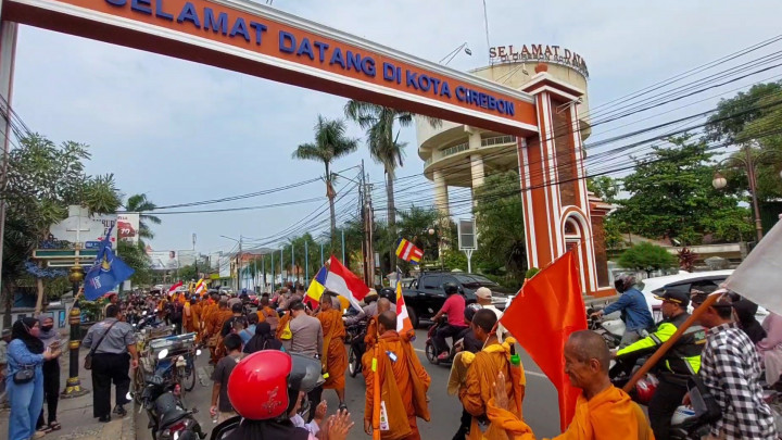 32 Biksu yang Jalan Kaki ke Borobudur Tiba di Cirebon