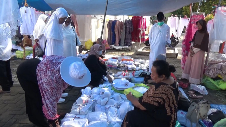 Jelang Musim Haji, Pedagang Perlengkapan Haji di Polman Ramai Diserbu Pembeli