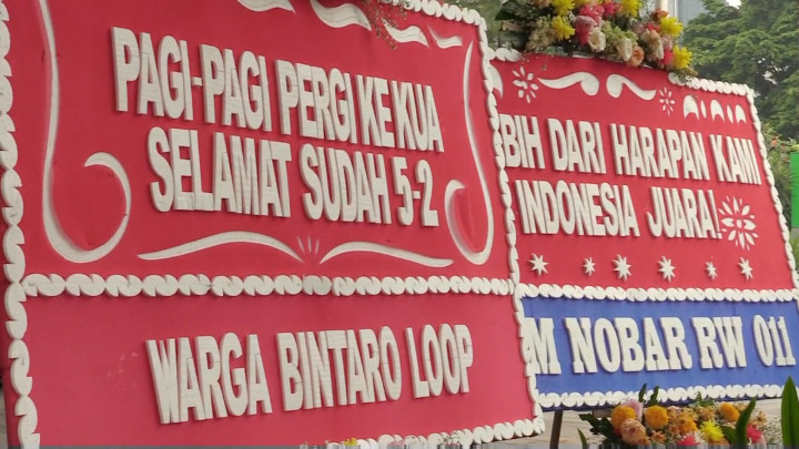 Lucu! Puluhan Karangan Bunga Nyeleneh saat Arak-arakan Timnas di Jalan Sudirman