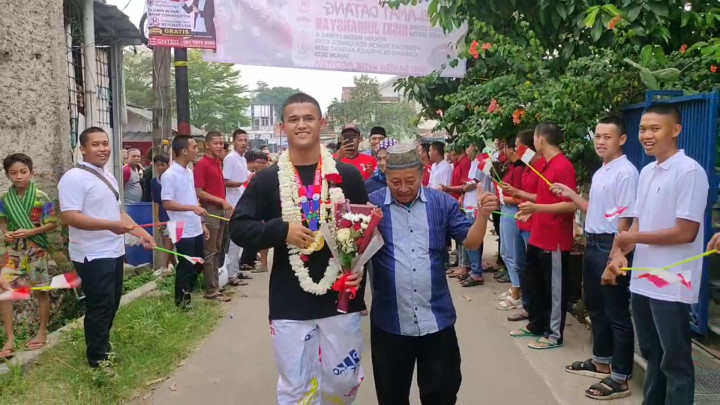 Warga Banten Sambut Rizki Juniansyah Atlet Angkat Besi Peraih Medali Emas SEA Games 2023