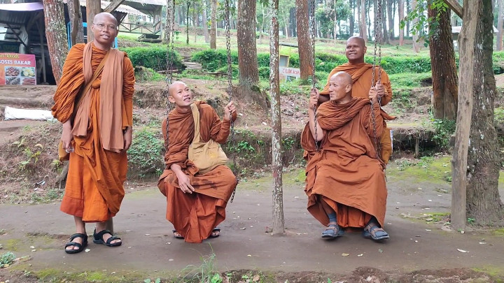 32 Biksu Thailand Menikmati Wisata di Kaki Gunung Ciremai