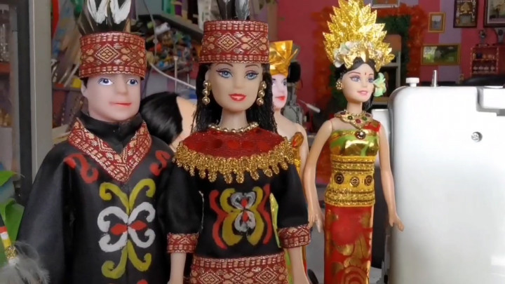 Kreatif! Kerajinan Boneka Barbie Pakai Baju Adat Nusantara