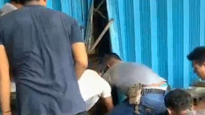 Dramatis! Detik-detik Evakuasi Ular Piton 3 Meter di Rolling Door Sebuah Toko