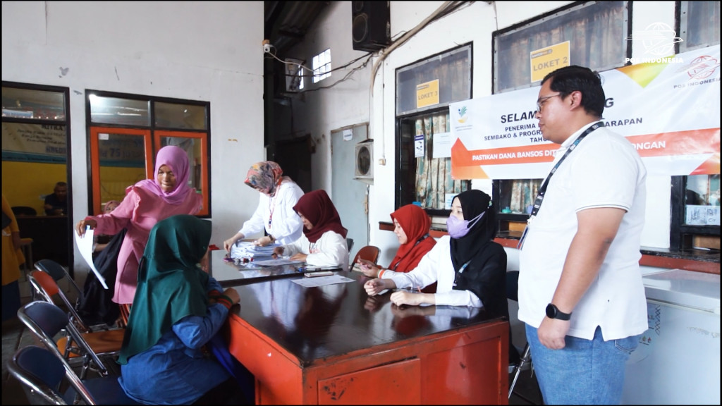 Pos Indonesia Kembali Menyalurkan Bansos Sembako dan PKH di Sumedang